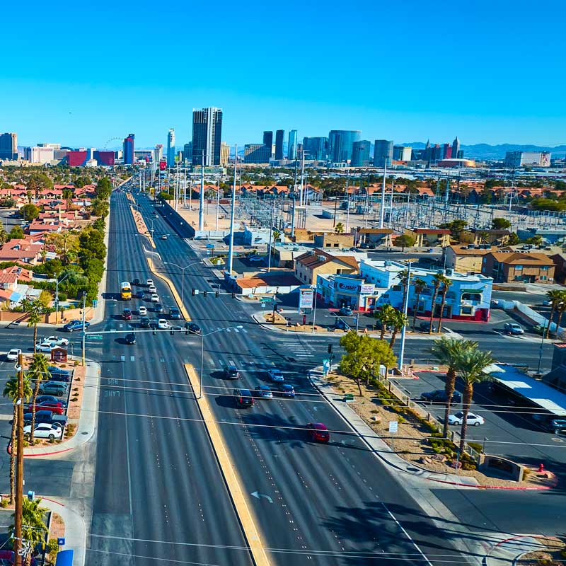 Wide avenue leading to Las Vegas skyline with desert mountains – strategies to close faster in Nevada real estate